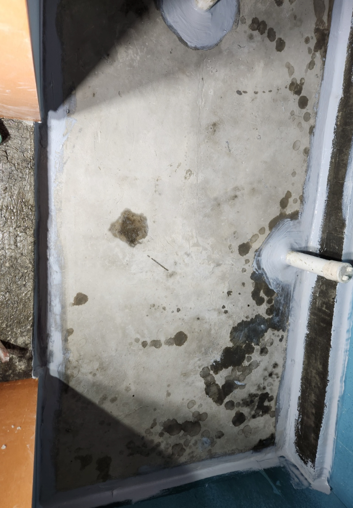 실란트 작업 — 코너